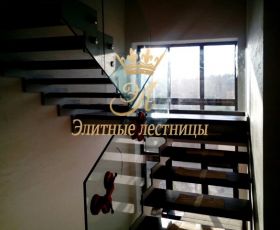 Лестница на косоуре со стеклянным ограждением