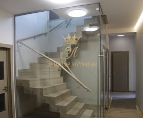 Лестница на металлическом каркасе в облицовке из дуба