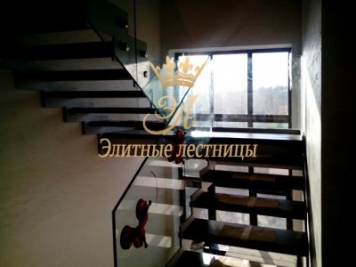 Лестница на косоуре со стеклянным ограждением — Металлический косоур · дерево + стекло