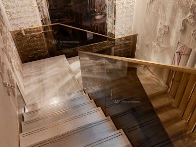 Лестница из мрамора на металлических косоурах «Жидкий металл» — Косоуры «Жидкий металл» · мрамор + латунь