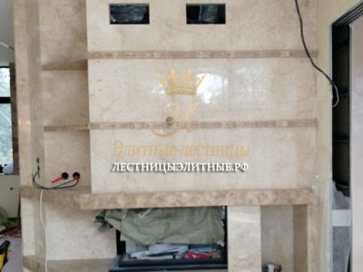 Облицовка камина и стены до потолка, «Янтарный Бор» — Камин и стена · натуральный камень