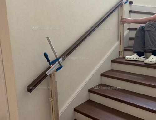 Лестница на 180 градусов с забежными ступенями - массив бука