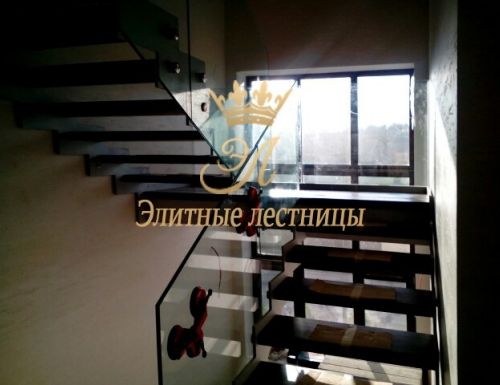 Лестница на косоуре со стеклянным ограждением