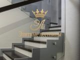 Лестница на косоуре со стеклянным ограждением — фото 18