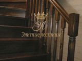 Деревянная лестница на второй этаж с деревянным ограждением — фото 1