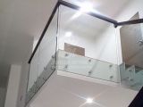 Лестница на металлическом основании, калёное стекло и дуб — фото 2