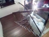 Лестница на металлическом основании, калёное стекло и дуб — фото 7