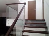Лестница на металлическом основании, калёное стекло и дуб — фото 10