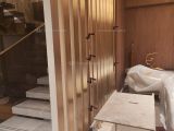 Лестница из мрамора на металлических косоурах «Жидкий металл» — фото 9