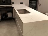 Кухня с островом: столешница с «водопадом» и вырезом под варочную панель — фото 3